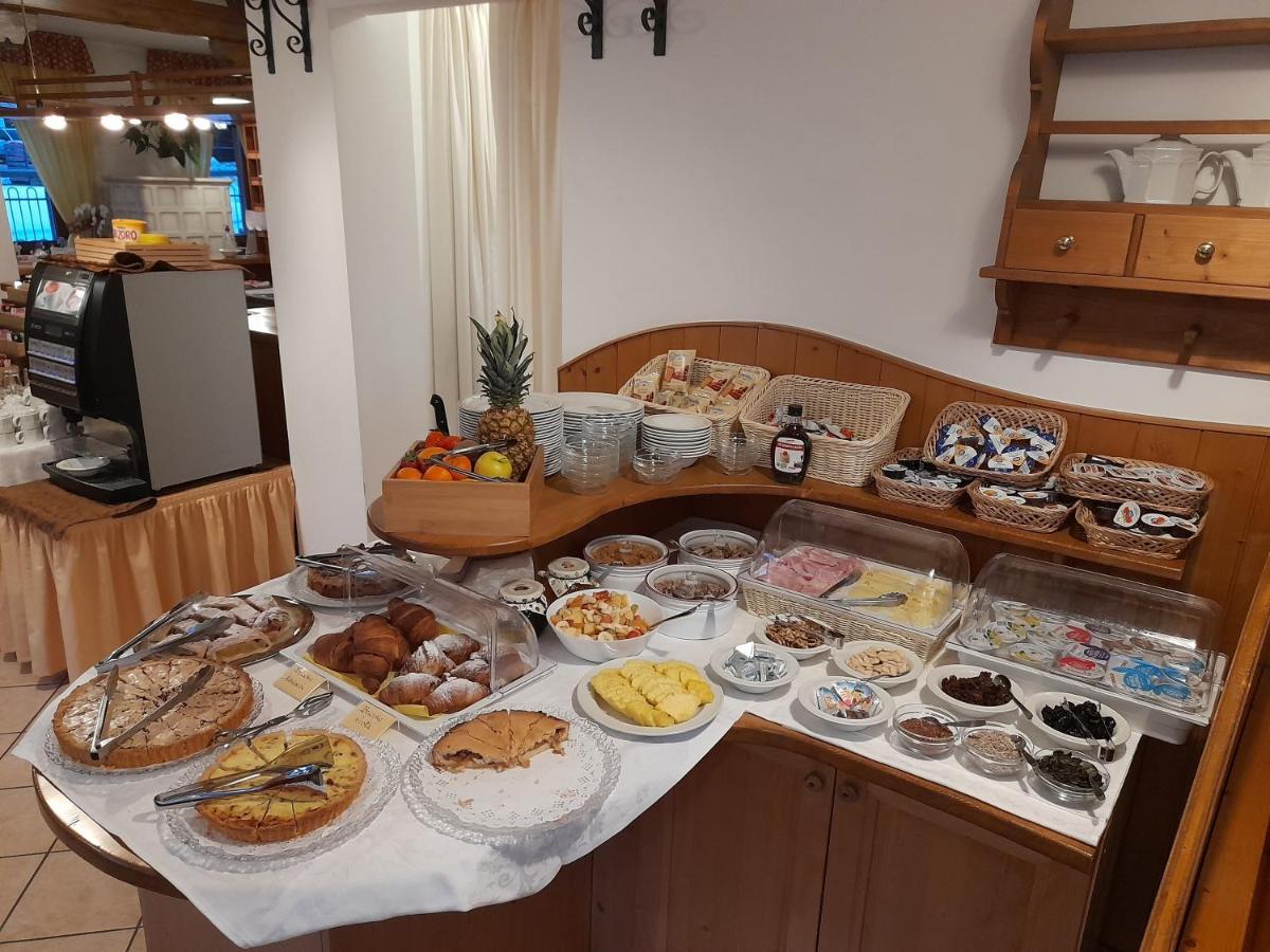 Hotel Garni B&B Maffei Pinzolo Bagian luar foto