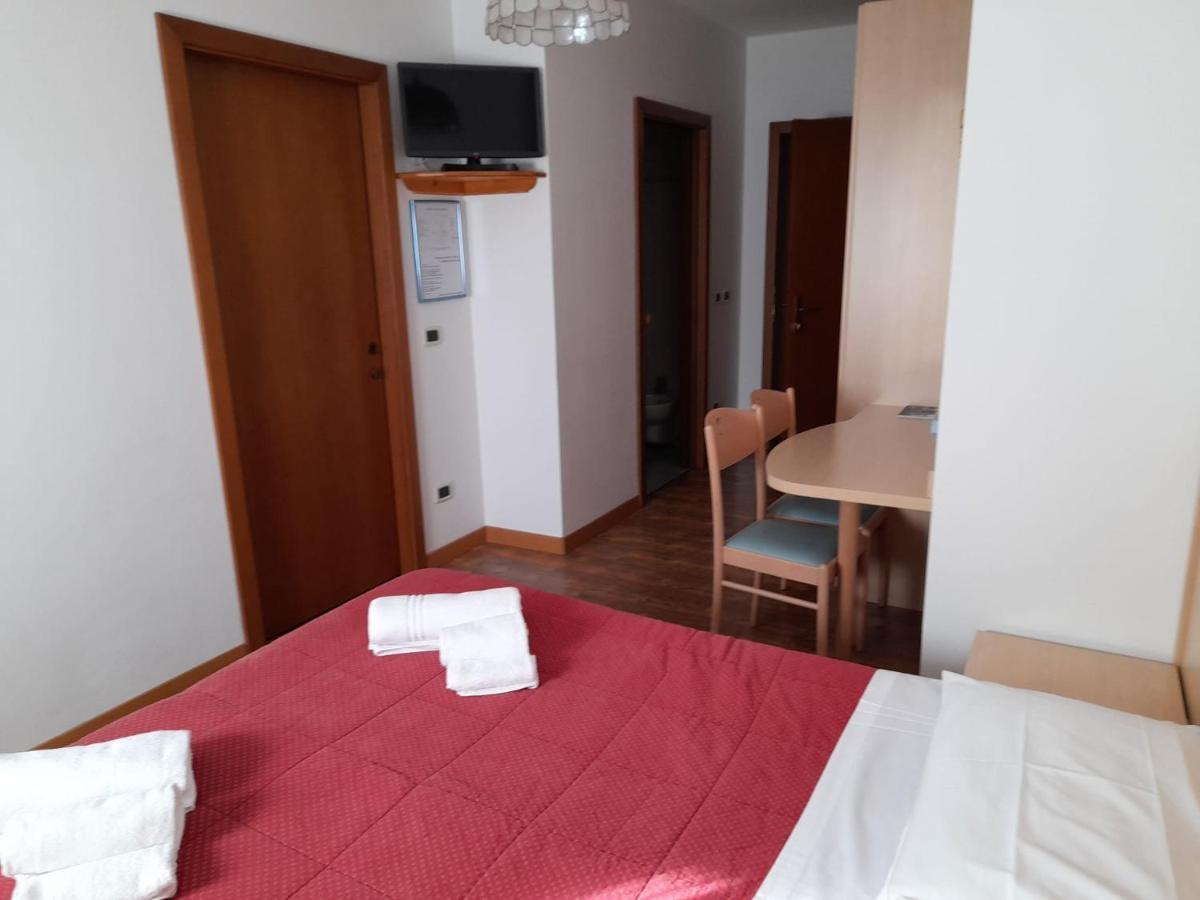 Hotel Garni B&B Maffei Pinzolo Bagian luar foto