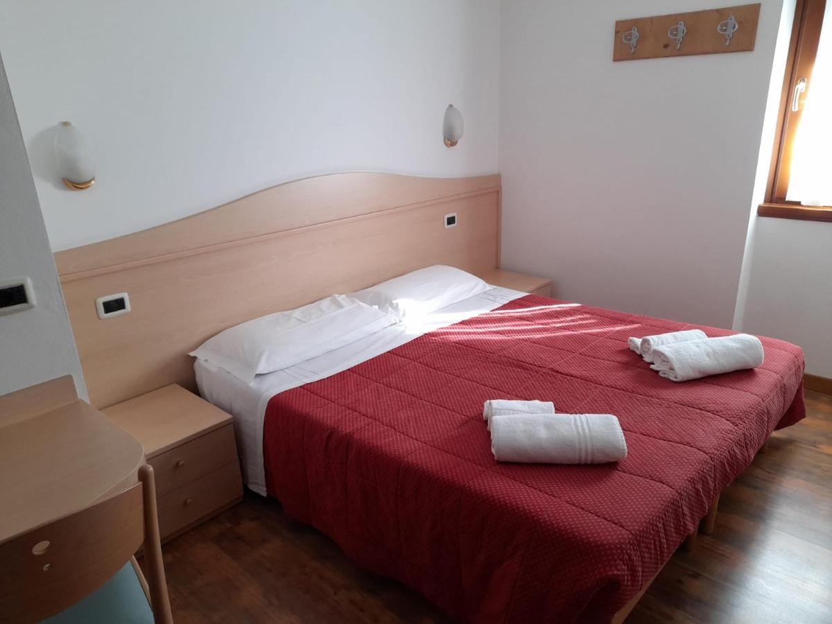 Hotel Garni B&B Maffei Pinzolo Bagian luar foto